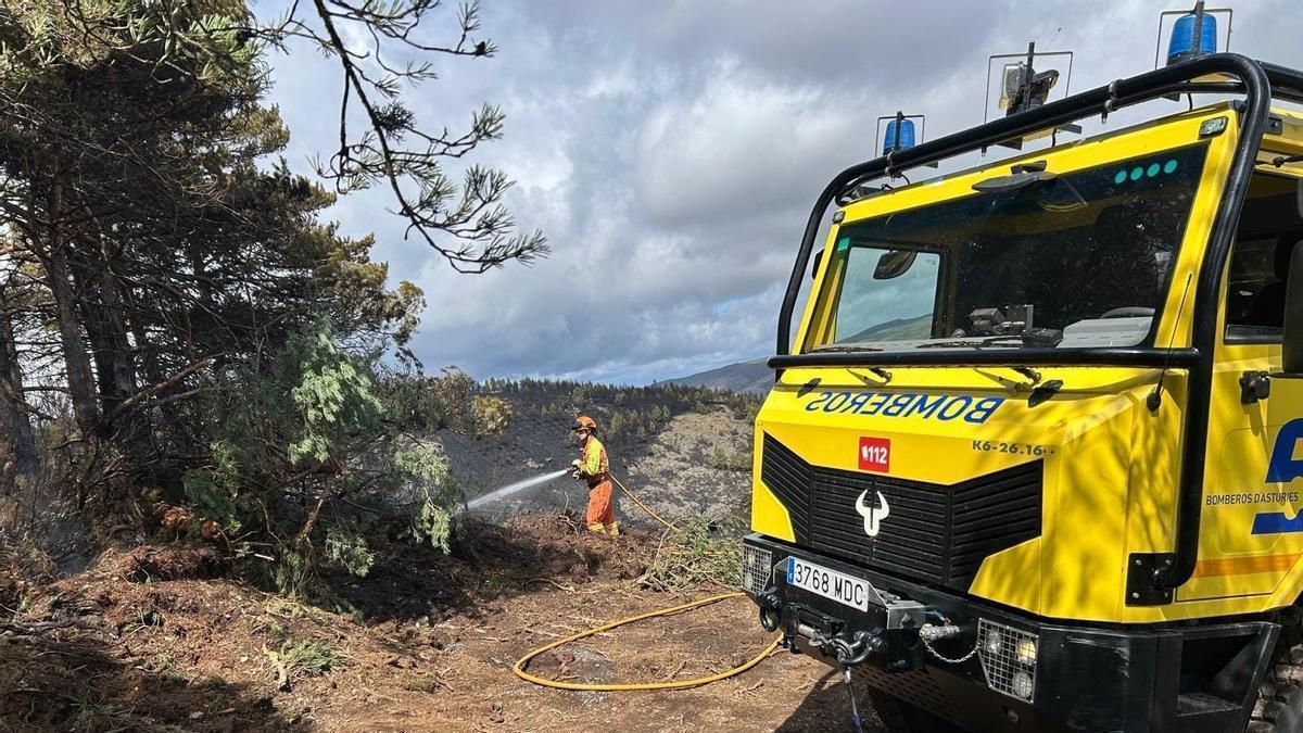 Un camión de Bomberos de Asturias trabajando.