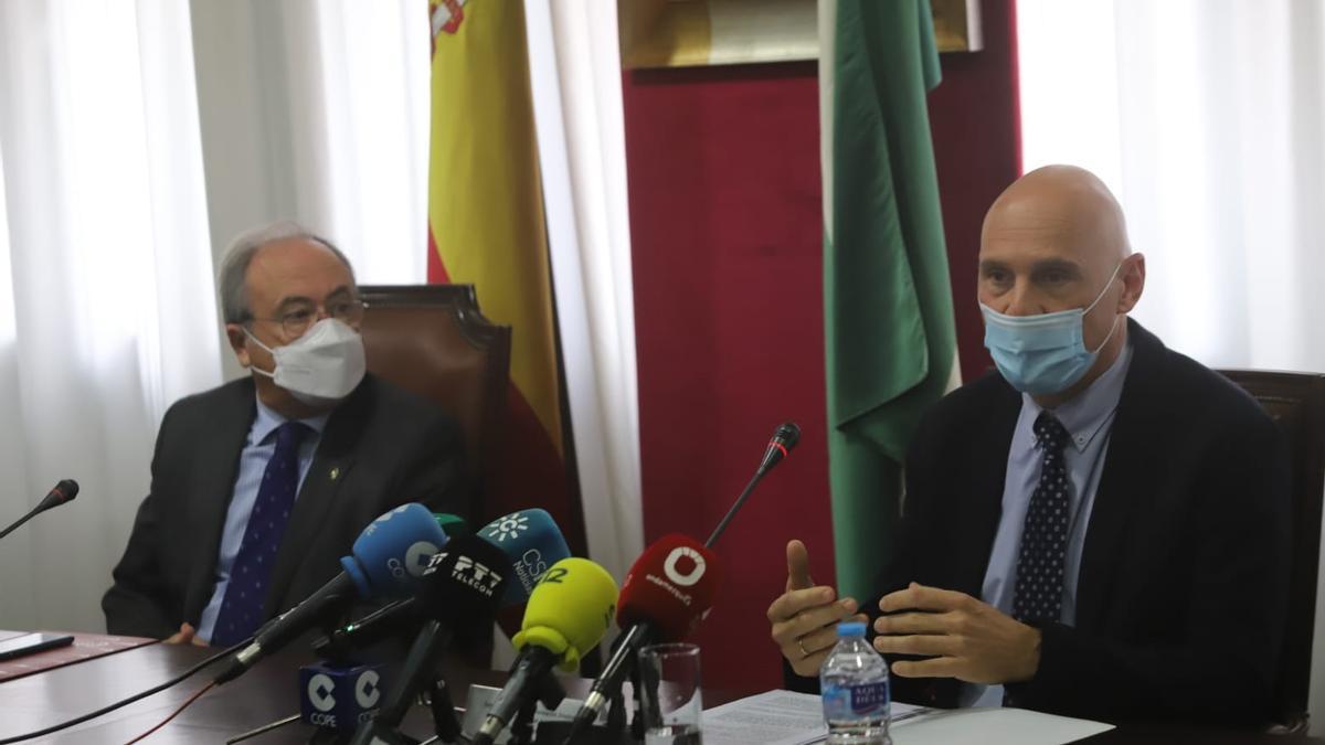 Antonio Díaz y Juan Miguel Marín durante la presentación del informe.