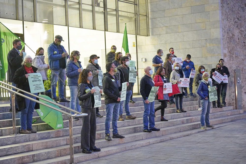 Els mestres esgoten la paciència i alerten que treballen «sota mínims»