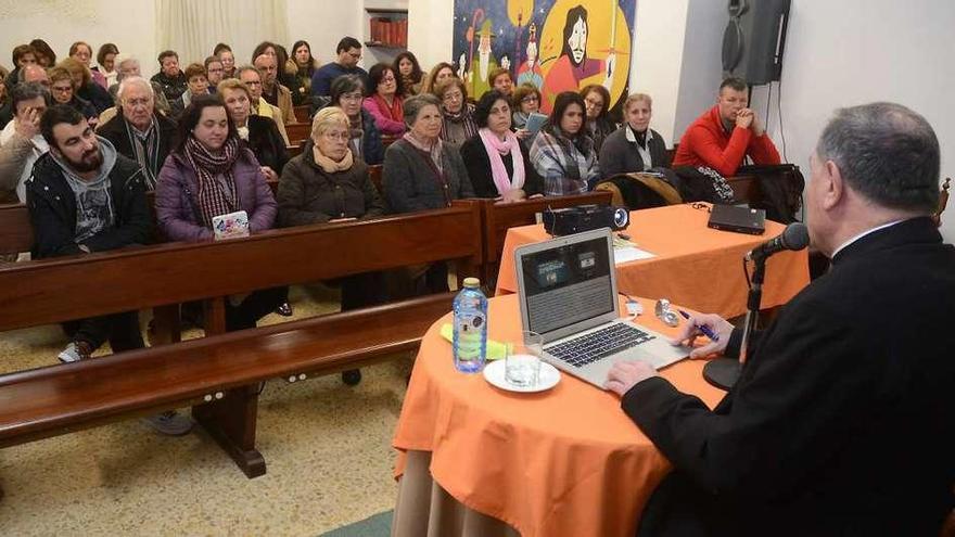 Un momento de la conferencia del obispo de Mondoñedo-Ferrol. // Rafa Vázquez