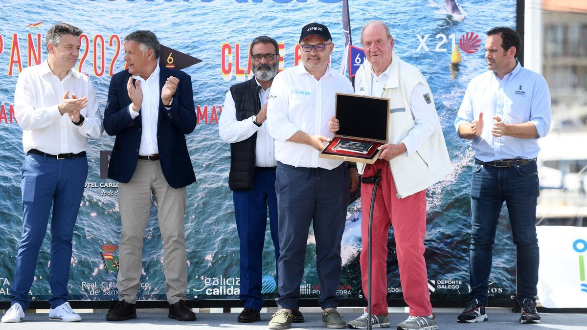 Entrega de premios a Juan Carlos I tras la regata de Sanxenxo.