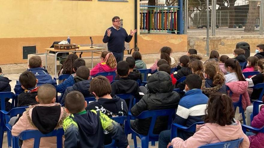 el escritor carles cano visita el ceip los pinos