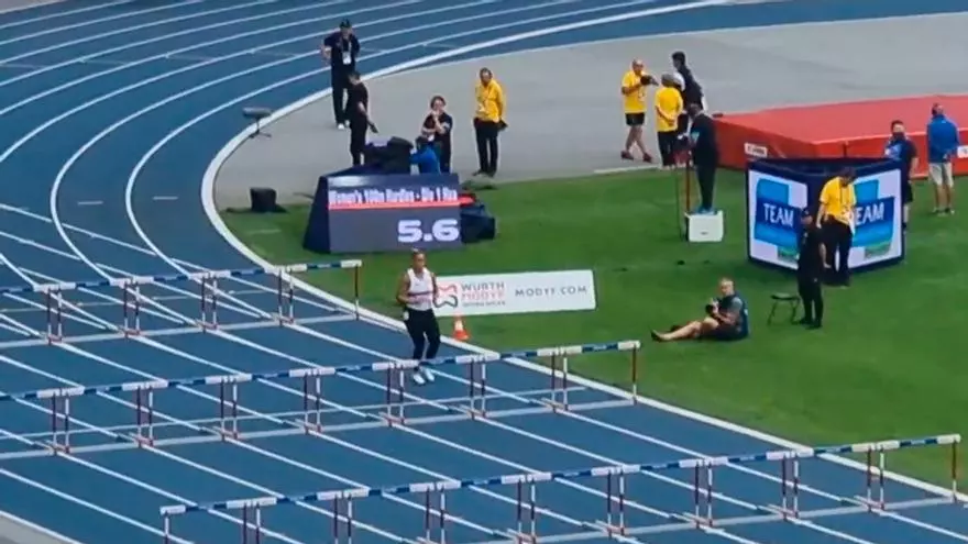 ¡Una lanzadora de peso compite en los 100 metros vallas y pasa esto! Esperad hasta el final...El vídeo ya es viral