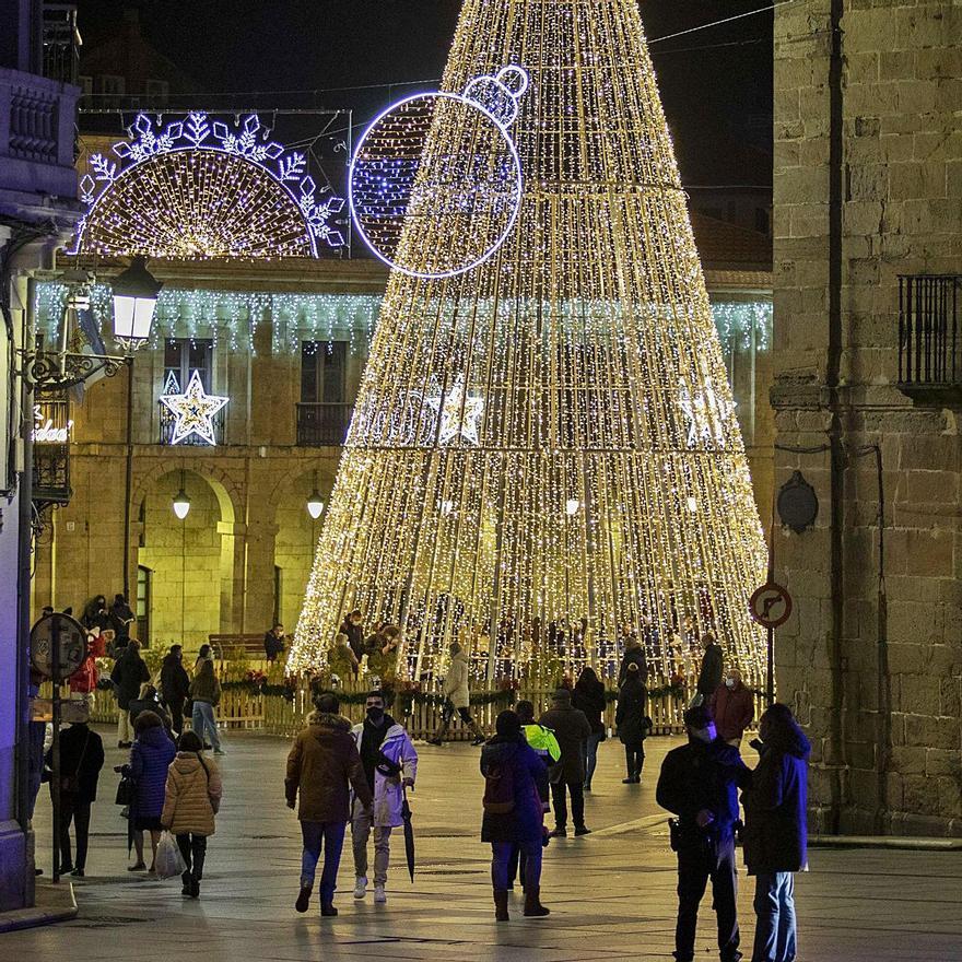 El árbol de Navidad del Parche, desde la calle de San Francisco. | Ricardo Solís