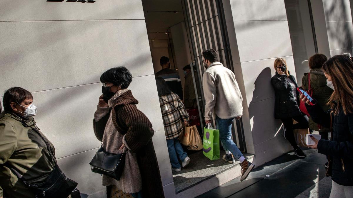 Todas las tiendas de ropa que empiezan las rebajas de invierno el 28 de diciembre de 2023