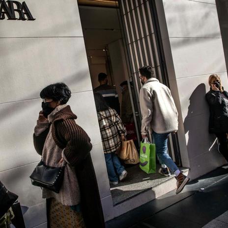 Todas las tiendas de ropa que empiezan las rebajas de invierno el 28 de diciembre de 2023