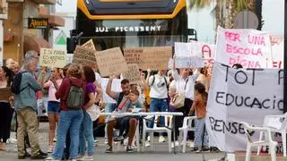 Familias del CEIP Blasco Ibáñez cortan la calle principal de Beniparrell en señal de protesta