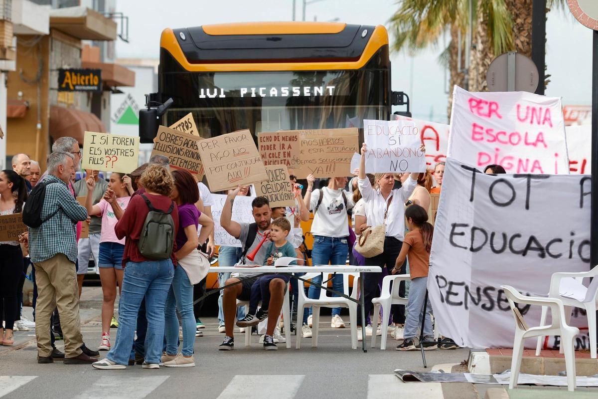 Protesta del CEIP Blasco Ibáñez de Beniparrell cortando la calle.
