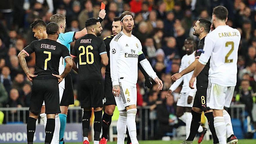 Sergio Ramos ve la tarjeta roja en el Madrid-Manchester City.