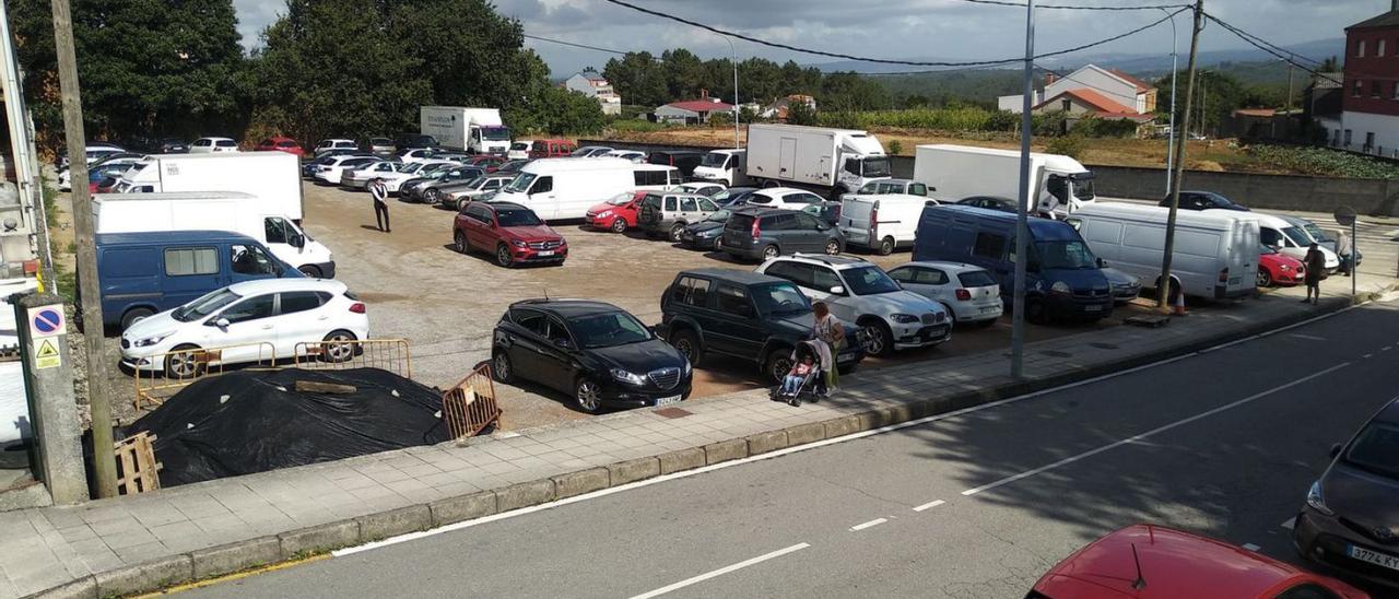 El parking, lleno de coches, durante la feria que tuvo lugar ayer en A Estrada. |   // L.D.