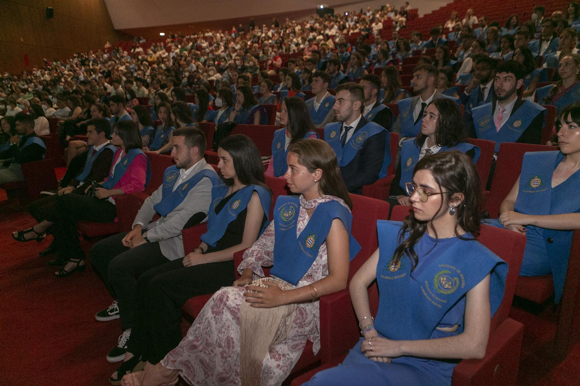 En imágenes: Así ha sido la graduación de Biología y Biotecnología en el Centro Niemeyer, en Avilés