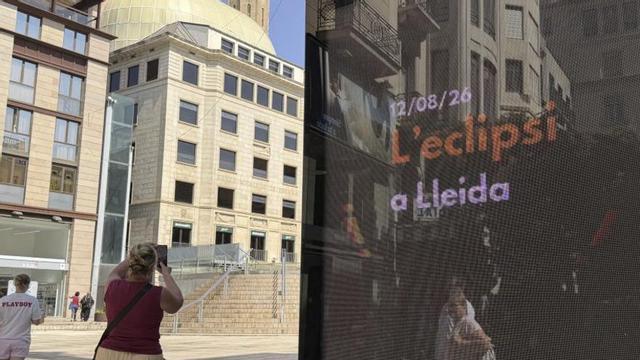 Un cartell de 
l’eclipsi a Lleida i la Seu Vella al fons. | ORIOL BOSCH / ACN