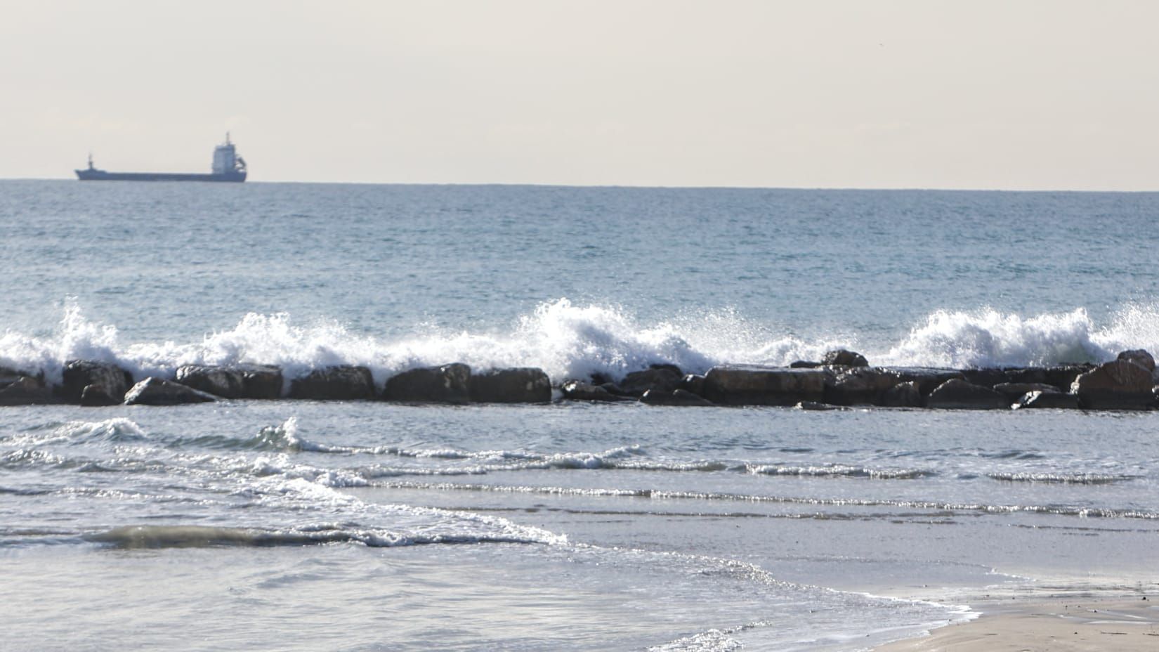 El temporal de Isaack golpea la playa del Postiguet de Alicante