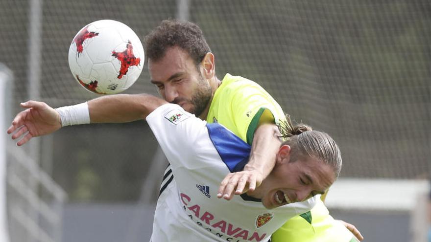 Gonzalo Verdú lucha por una balón con Rubio