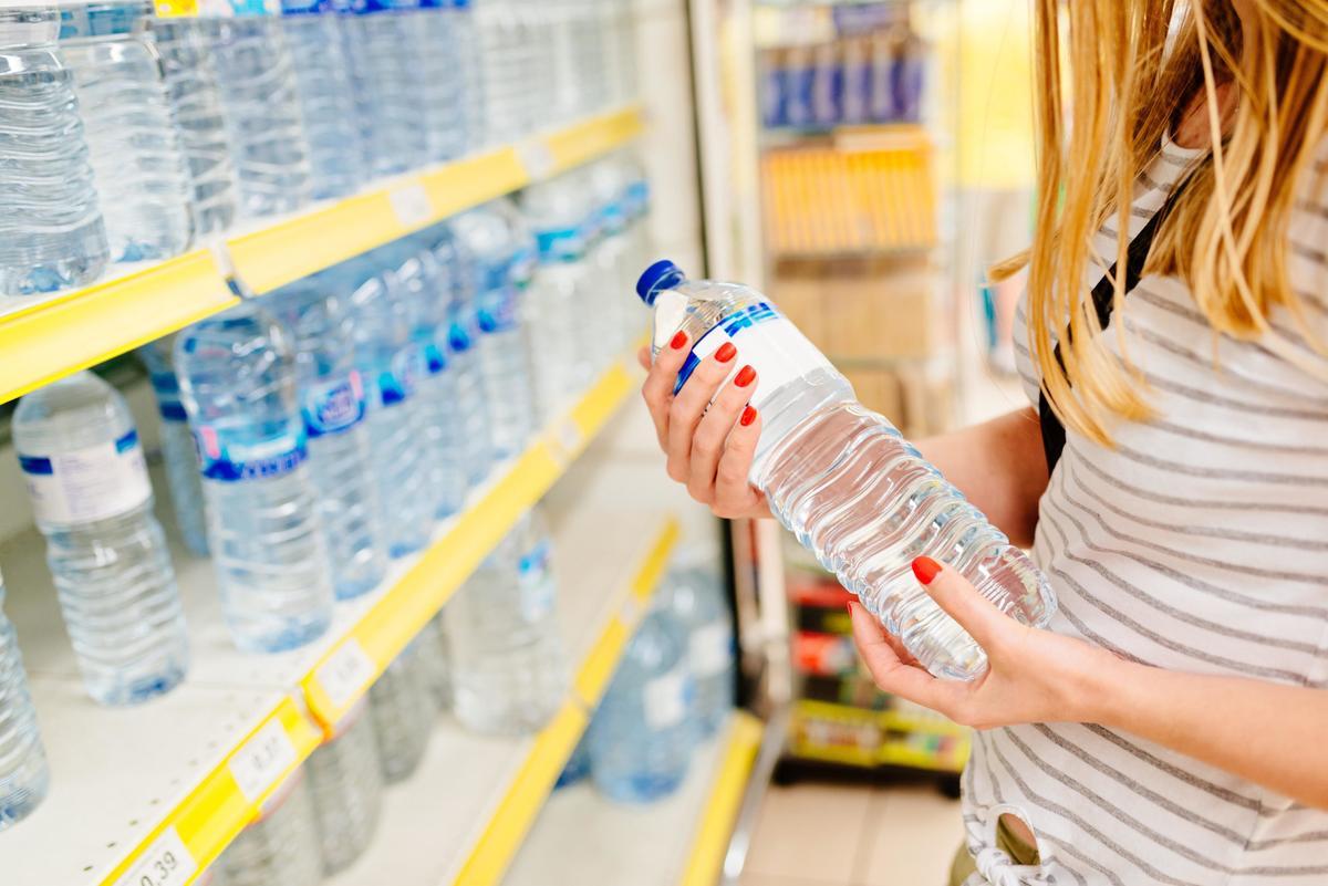 El agua envasada es uno de los artículos más comprados en los supermercados