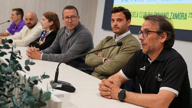Participantes en el acto de presentación de la fase de ascenso que jugará el Balonmano Zamora este fin de semana. | JOSÉ LUIS FERNÁNDEZ