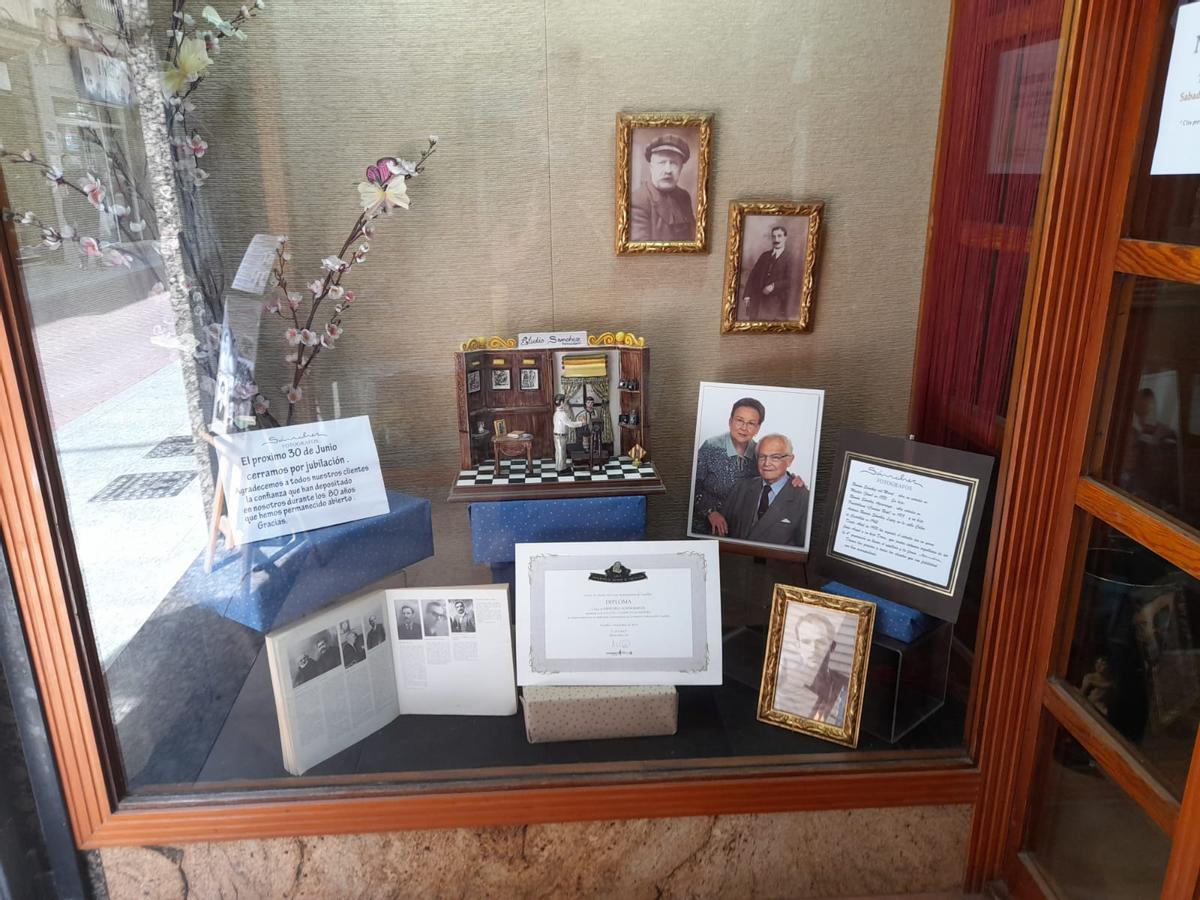 Recuerdos de una familia dedicada a la fotografía en un emblemático establecimiento que dice adiós en la capital de la Plana.