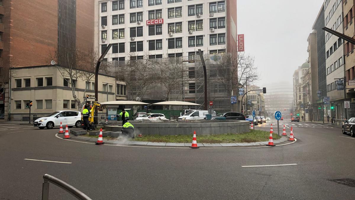 Obras en la fuente de la plaza de Alemania en Zamora.