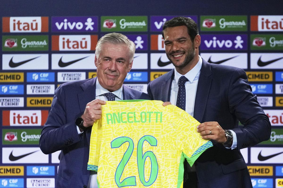 Brazil's new national soccer team head coach Carlo Ancelotti, left, receives a national soccer jersey from Brazilian Soccer Confederation President Samir Xaud during a news conference to announce the players who will compete in the World Cup qualifiers against Ecuador and Paraguay, in Rio de Janeiro, Monday, May 26, 2025. (AP Photo/Silvia Izquierdo) Associated Press / LaPresse Only italy and spain. EDITORIAL USE ONLY/ONLY ITALY AND SPAIN