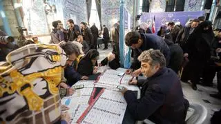 Irán vota en unas elecciones dominadas por los conservadores y la apatía popular