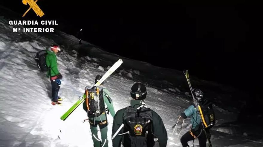 Rescatados un escalador enriscado, 4 senderistas y una pareja atrapada en la nieve