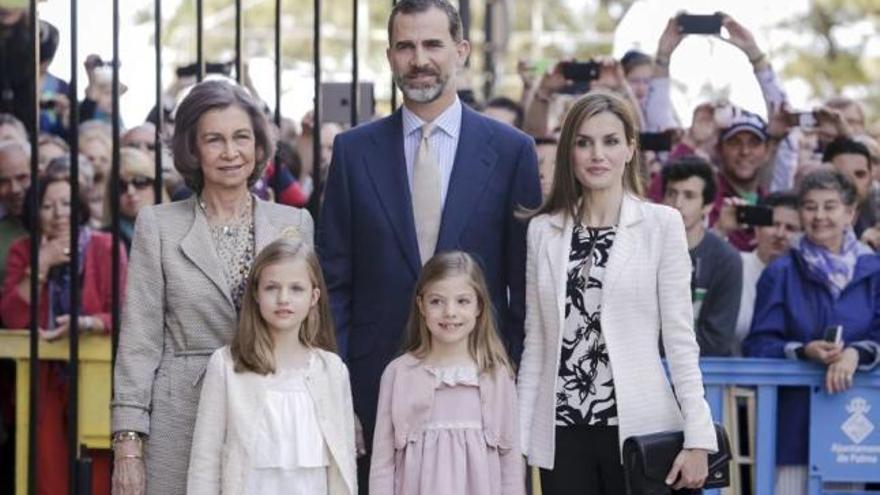 Doña Sofía, don Felipe, doña Letizia y las infantas Leonor y Sofía asistieron el año pasado a la misa.