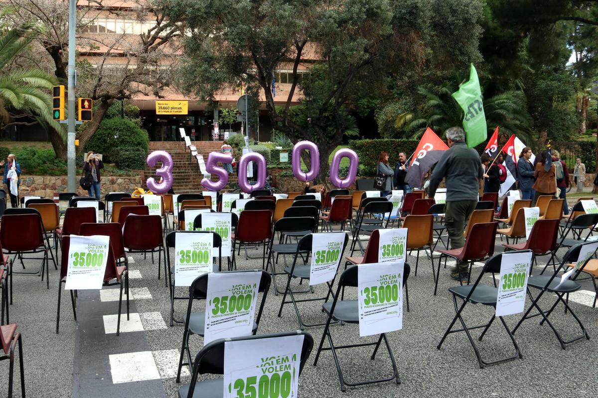 Protesta de los sindicatos educativos catalanes, este martes frente al Departament.