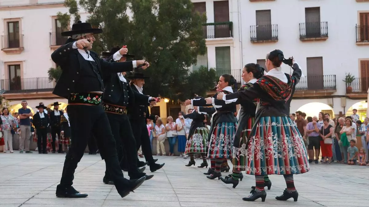 Cáceres baila al ritmo del folclore internacional