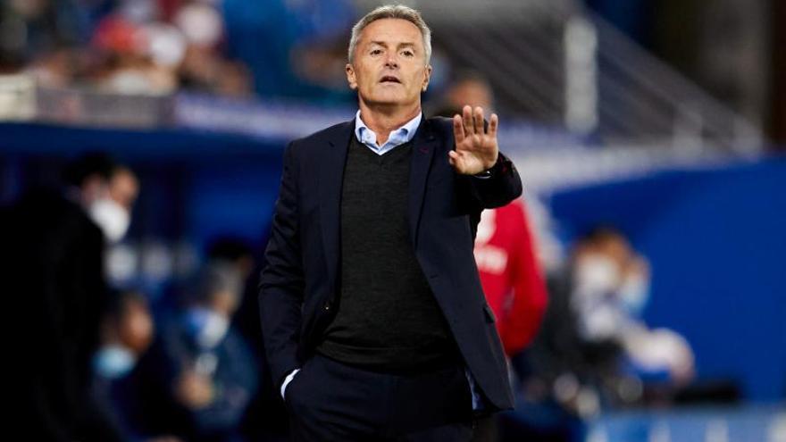 El técnico alicantino, contra el Alavés. | EFE