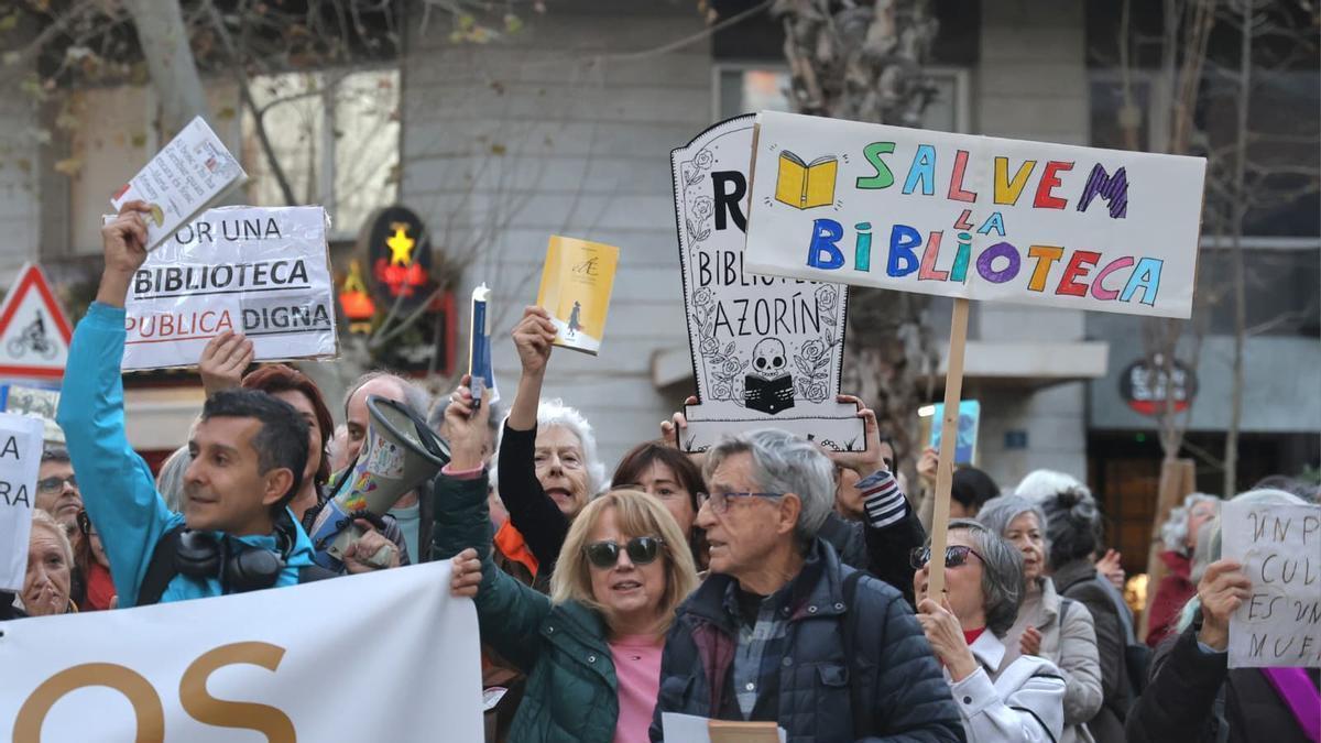Protesta para salvar la biblioteca Azorín