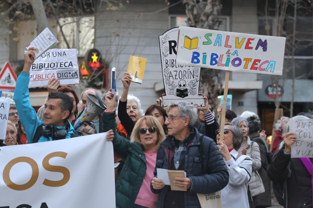 Protesta para salvar la biblioteca Azorín