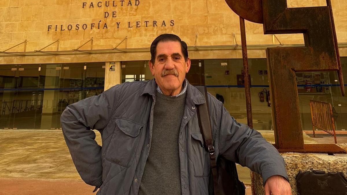 Miguel Ángel Bravo, el abuelito universitario de Cáceres.