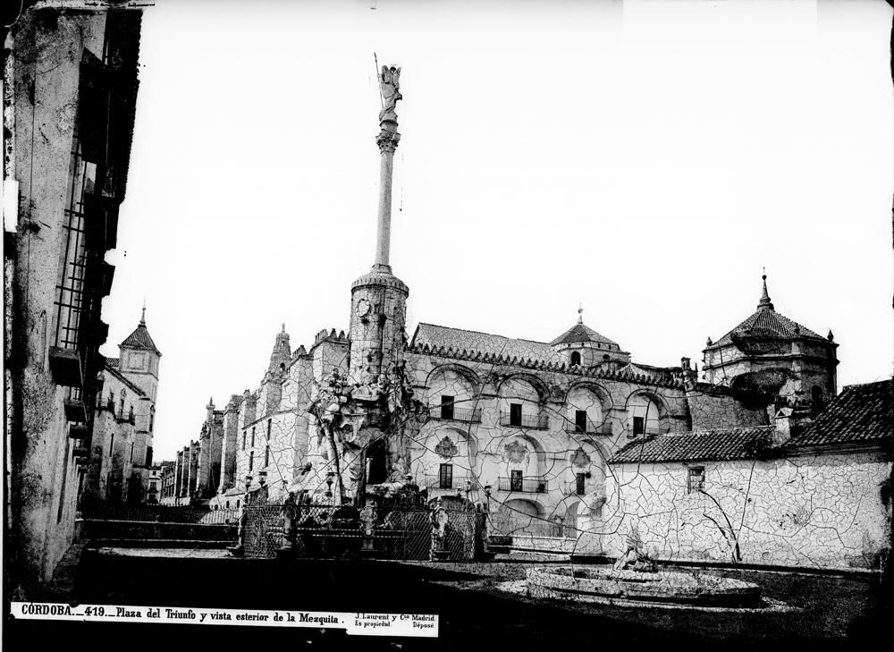 419 C�rdoba plaza del Triunfo y vista exterior de la Mezquita.jpg