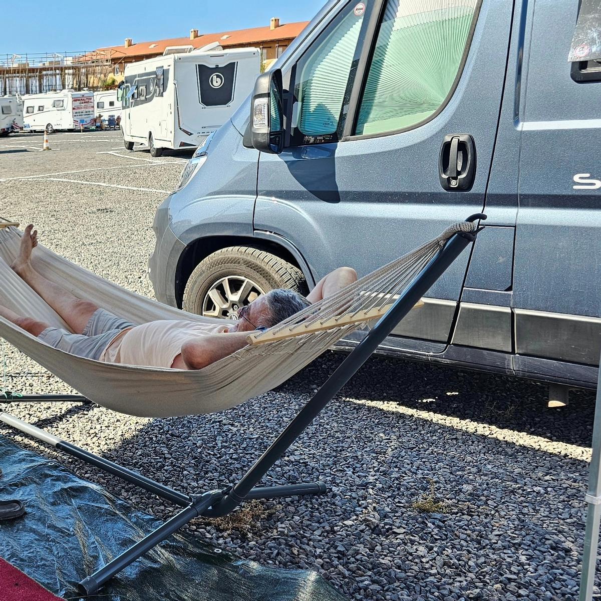 Un usuario de ACAT disfruta de su estancia en la zona de acampada provisional para caravanas cerca de Amarilla Golf, en San Miguel de Abona