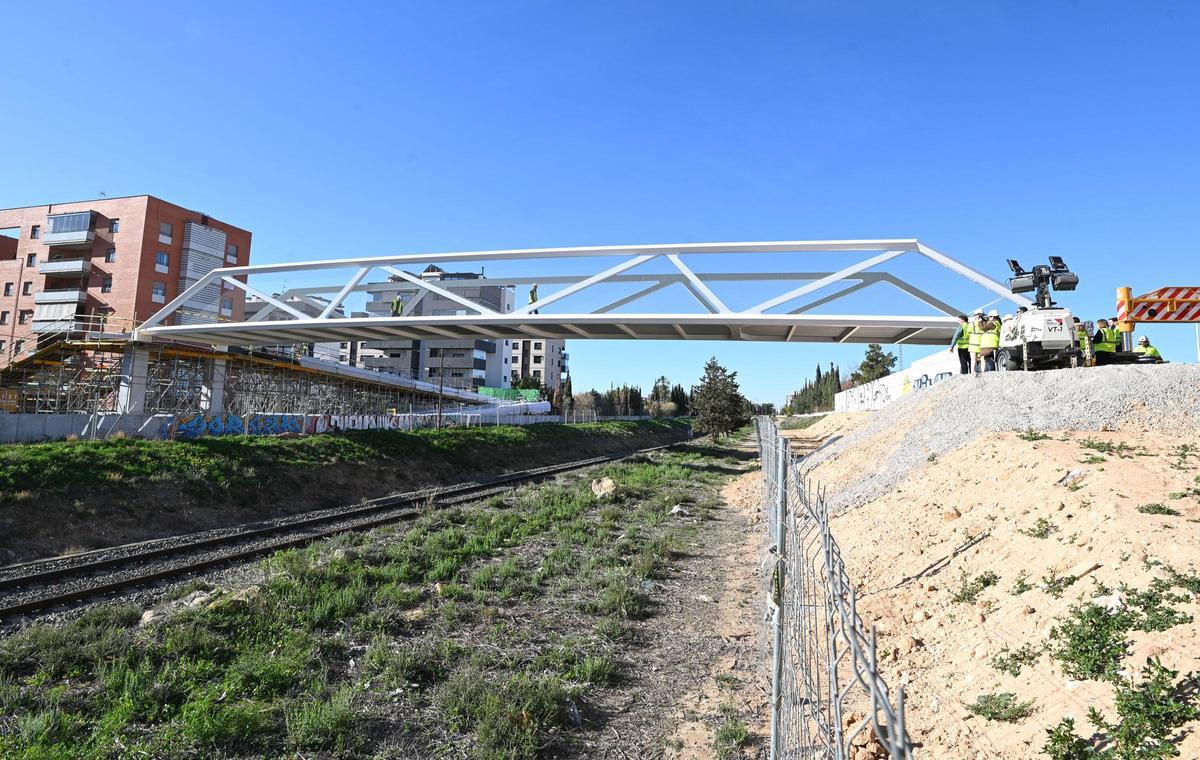 La actuación incluye también la urbanización del entorno, con trabajos de adecuación de accesos, zonas verdes, iluminación y elementos de seguridad en los laterales de la estructura.
