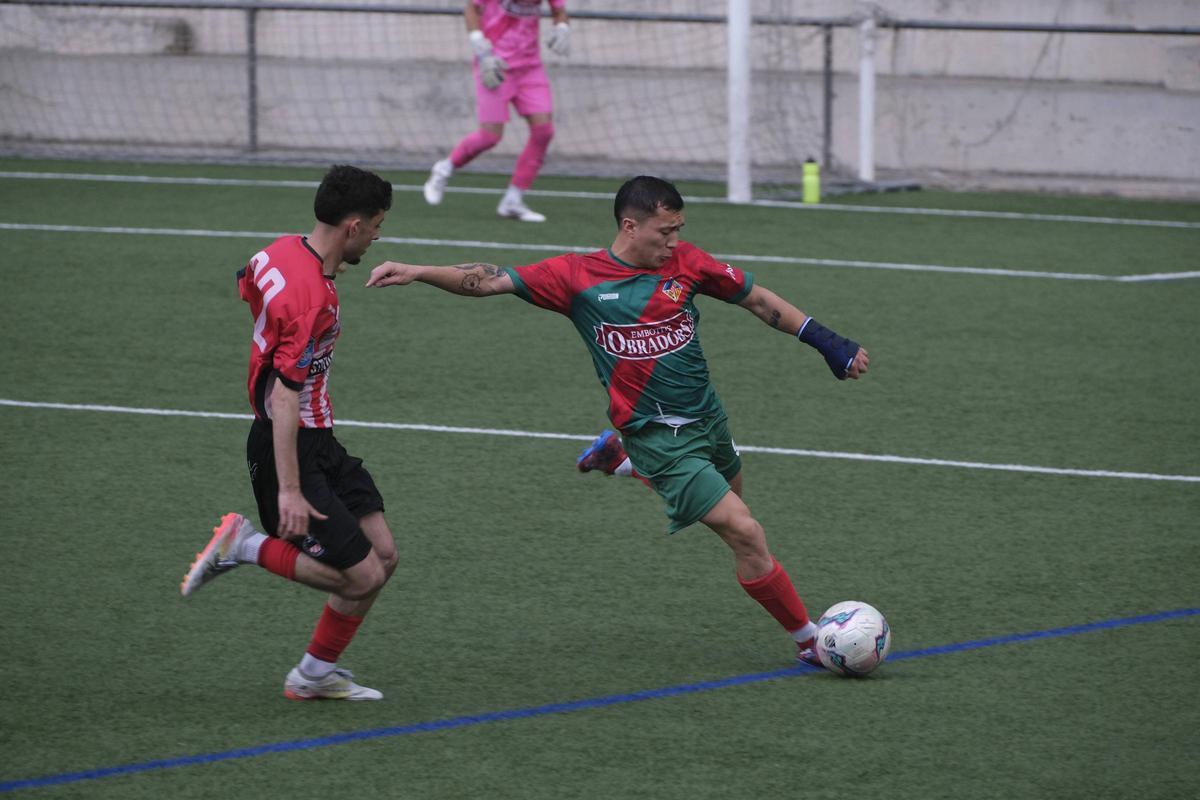 Camilo Vinasco prova el xut