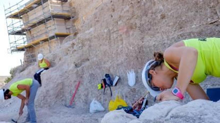 Trabajos de las catas arqueológicas en el castillo de Elda.