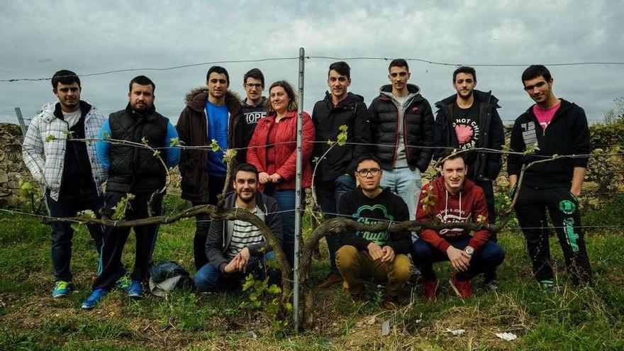 Alumnos del ciclo medio de Vitivinicultura del curso 2016-17 en el Ramón Cabanillas. // Iñaki Abella