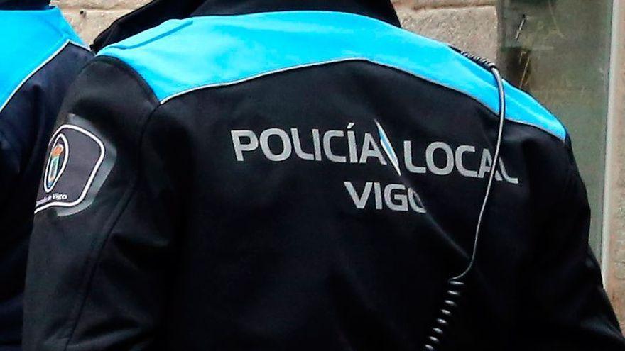 Dos motoristas sin casco ni carné resultan heridos graves en un accidente en Vigo