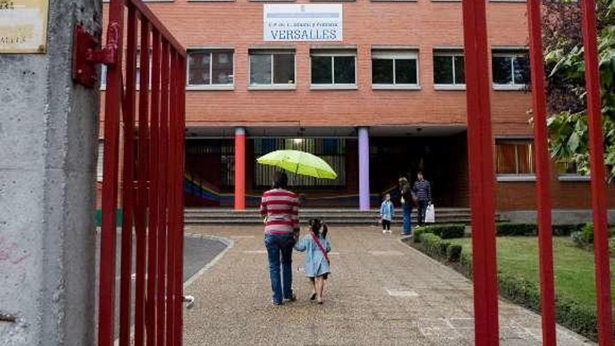 Las puertas del colegio de Versalles.