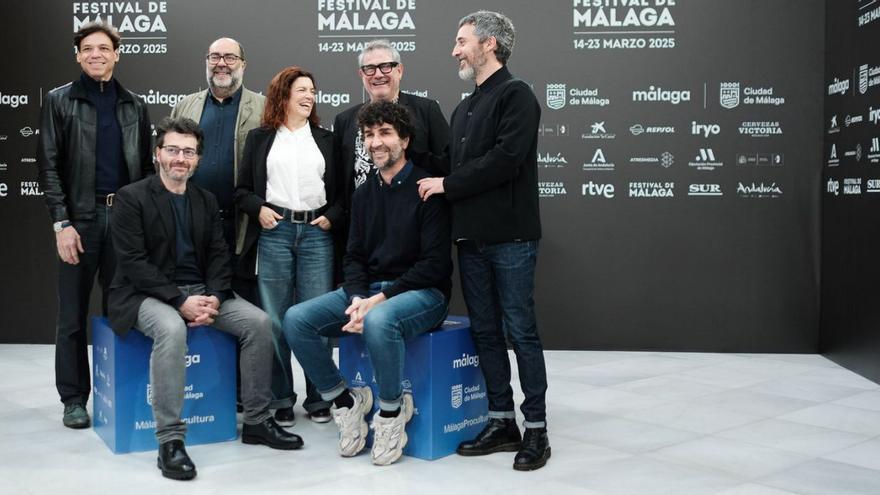 El equipo de «La terra negra», con Laia Marull y Sergi López en el centro. | GREGORIO MARRERO