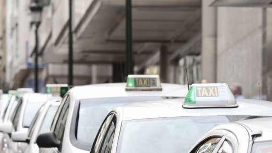 Taxis esperando en una de las paradas de la ciudad. // A. Irago