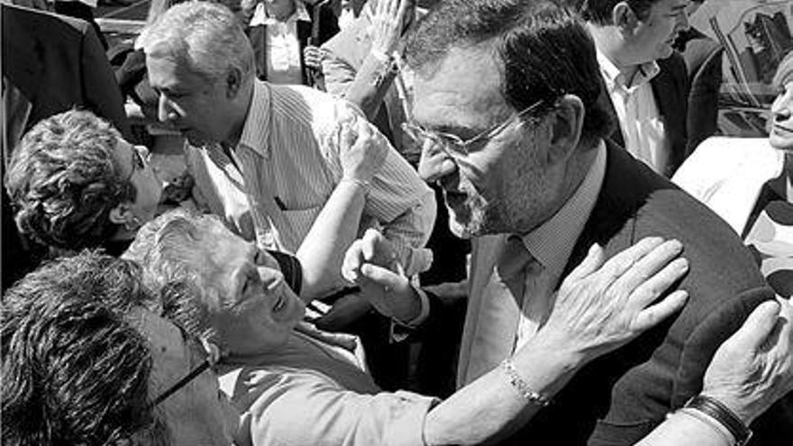 Mariano Rajoy y Javier Arenas saludan a simpatizantes del PP, ayer en Jerez de la Frontera. / jaro muñoz