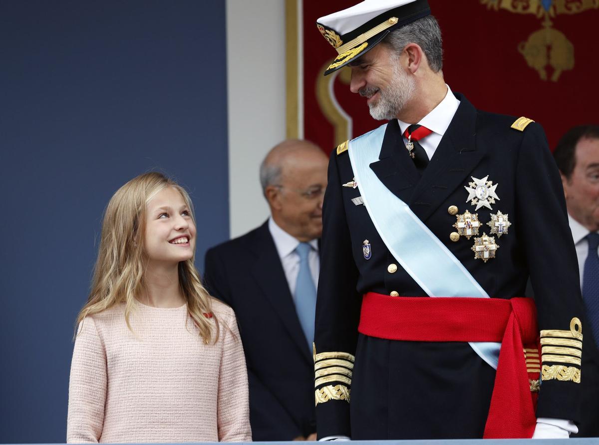 La complicidad de la princesa Leonor y el rey Felipe VI durante el desfile militar del Día de la Hispanidad de 2019