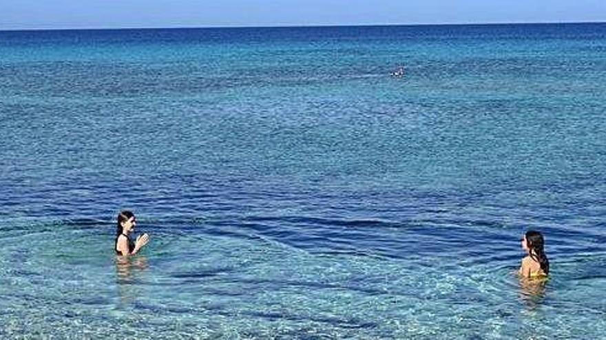 Baños de mar y sol en las playas de Formentera