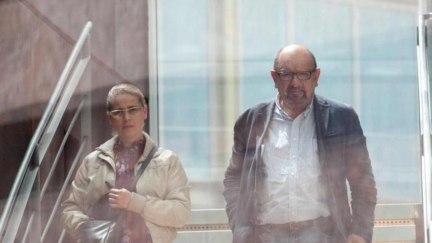 Verena Prendes y Francisco González, ayer, a la salida del juicio en la Audiencia Provincial.