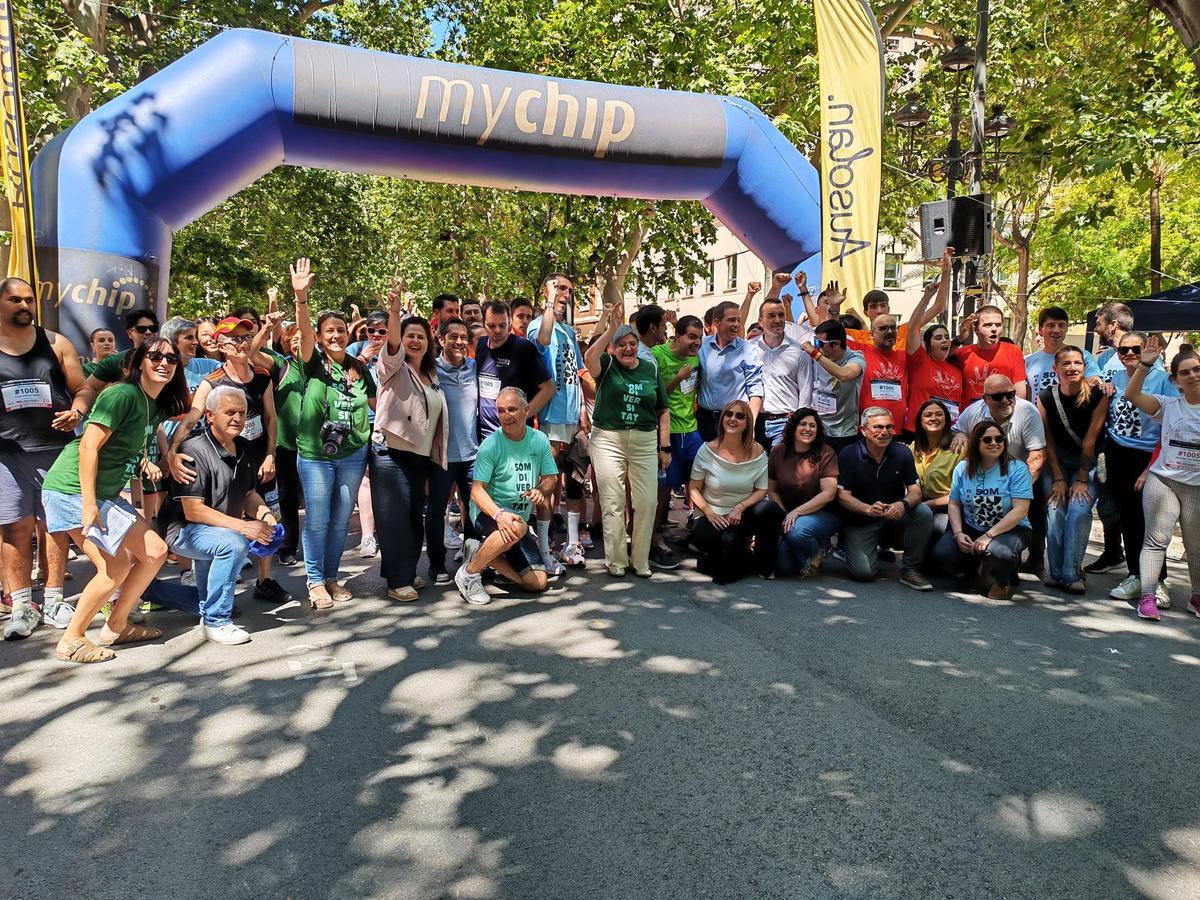 Autoridades y participantes en la carrera de Aspromivise de Xàtiva, antes de la salida.