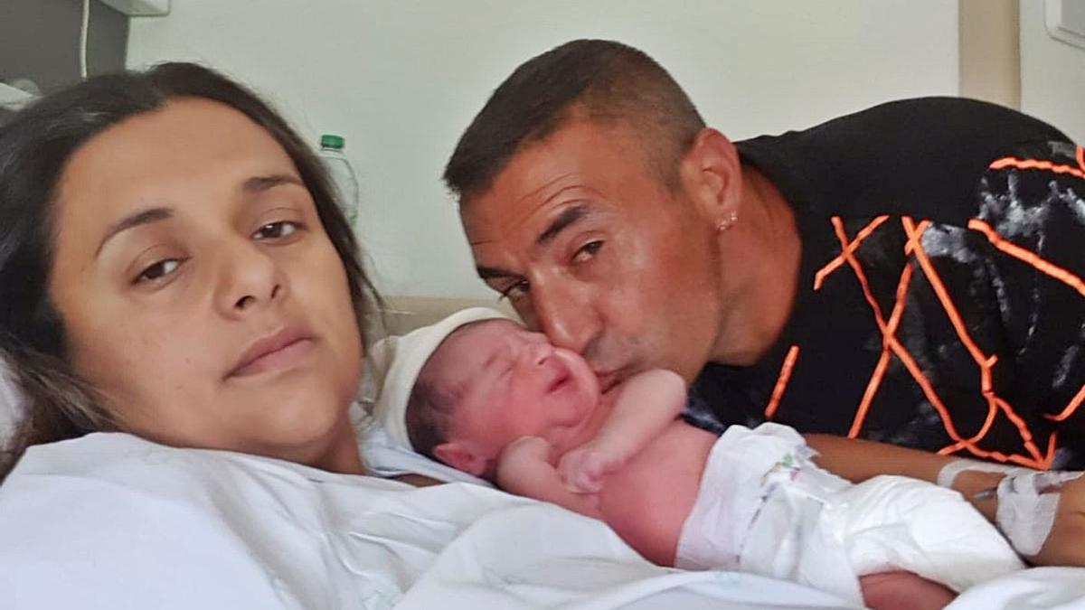 La pequeña Kayla con sus padres, ya en el Hospital Virgen de la Concha. | Foto cedida por la familia Quintana Ríos