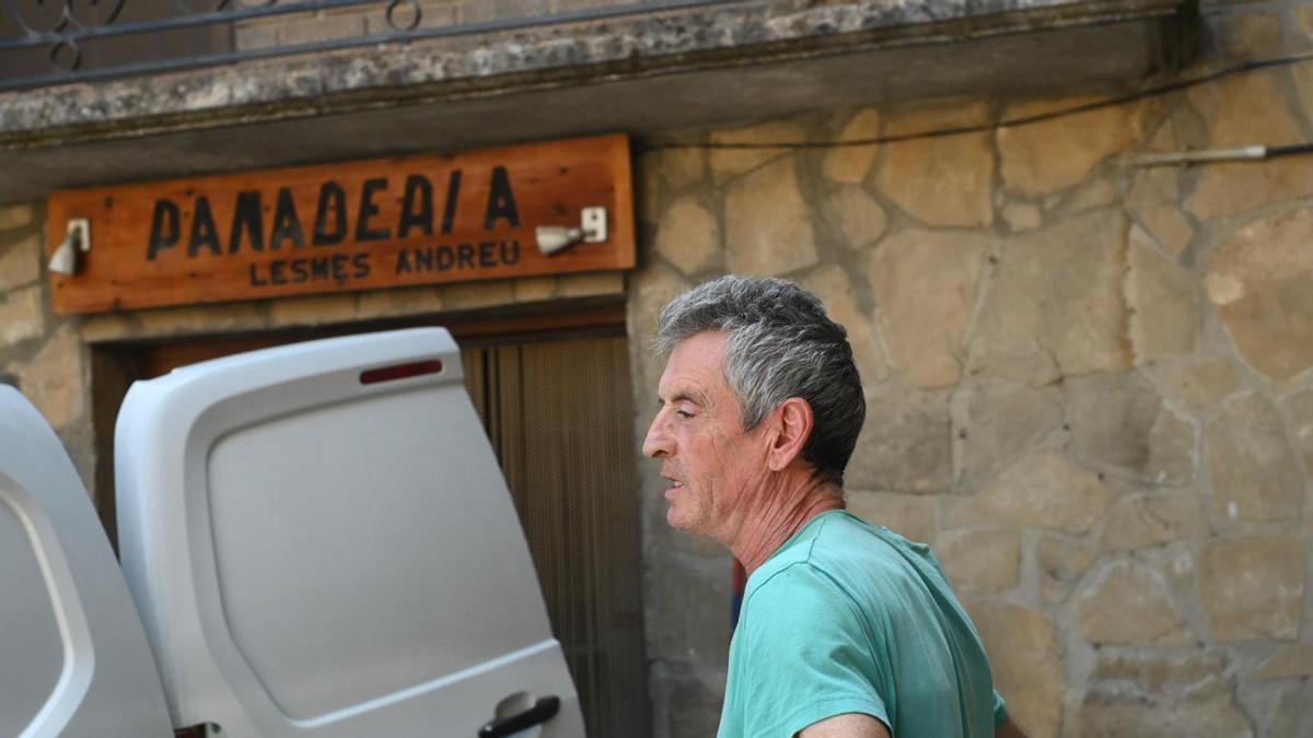 Lesmes Andreu, panadero de Bailo, en su llegada al pueblo este miércoles.