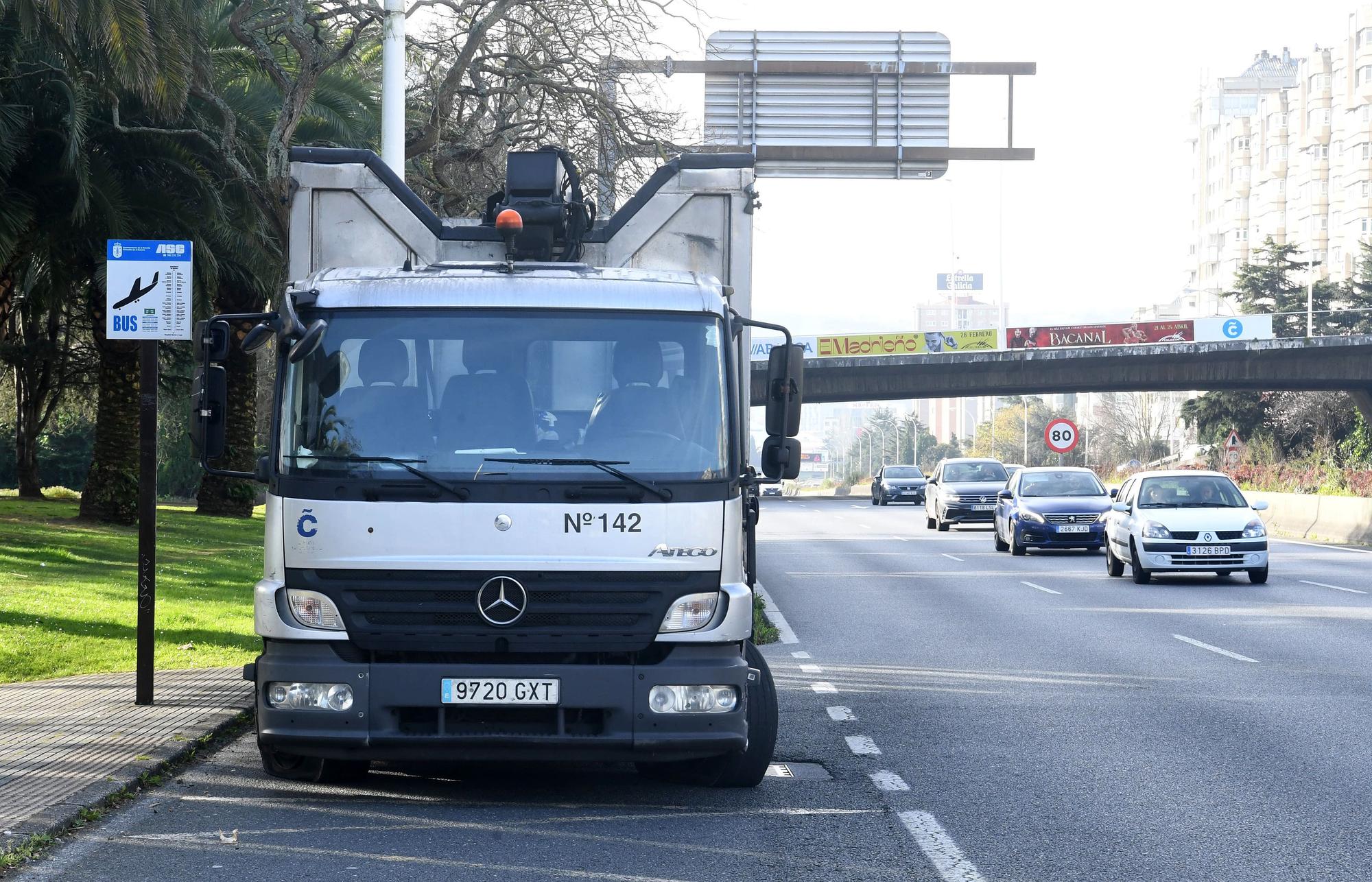 El Concello denuncia el "sabotaje" a al menos una veintena de camiones de la recogida de basura en A Coruña